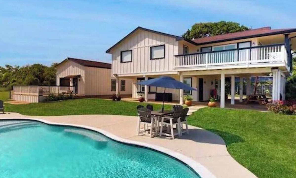 Barrett House | 1-Acre Waterfront Estate: Private Pool, Fishing & Guest House, soccer+volleyball