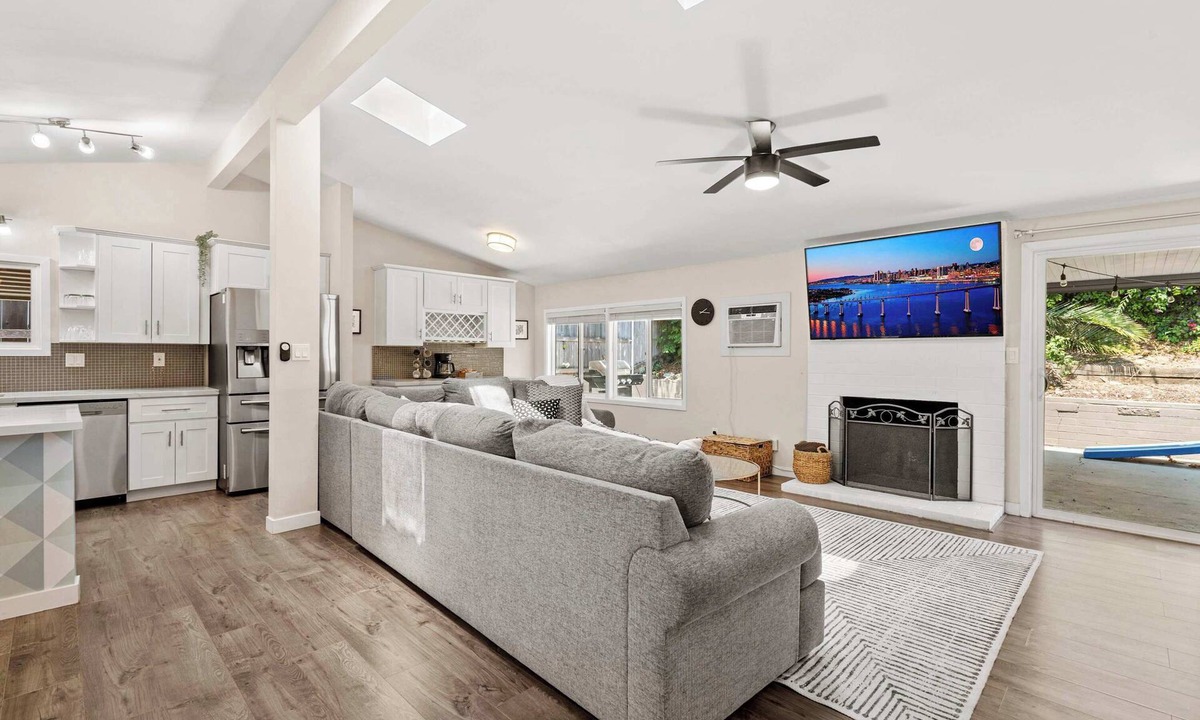 Serra Mesa House | 15 Min to Beach and Zoo! | Private Yard w/Hot Tub