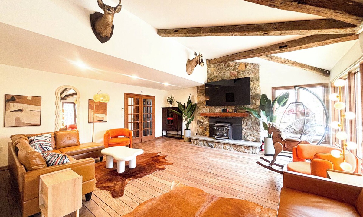 East Stroudsburg Villa | 3 Acre 5000sf 7br Grand Pool Villa with Hot-Tub Sauna Gameroom Theatre retreat