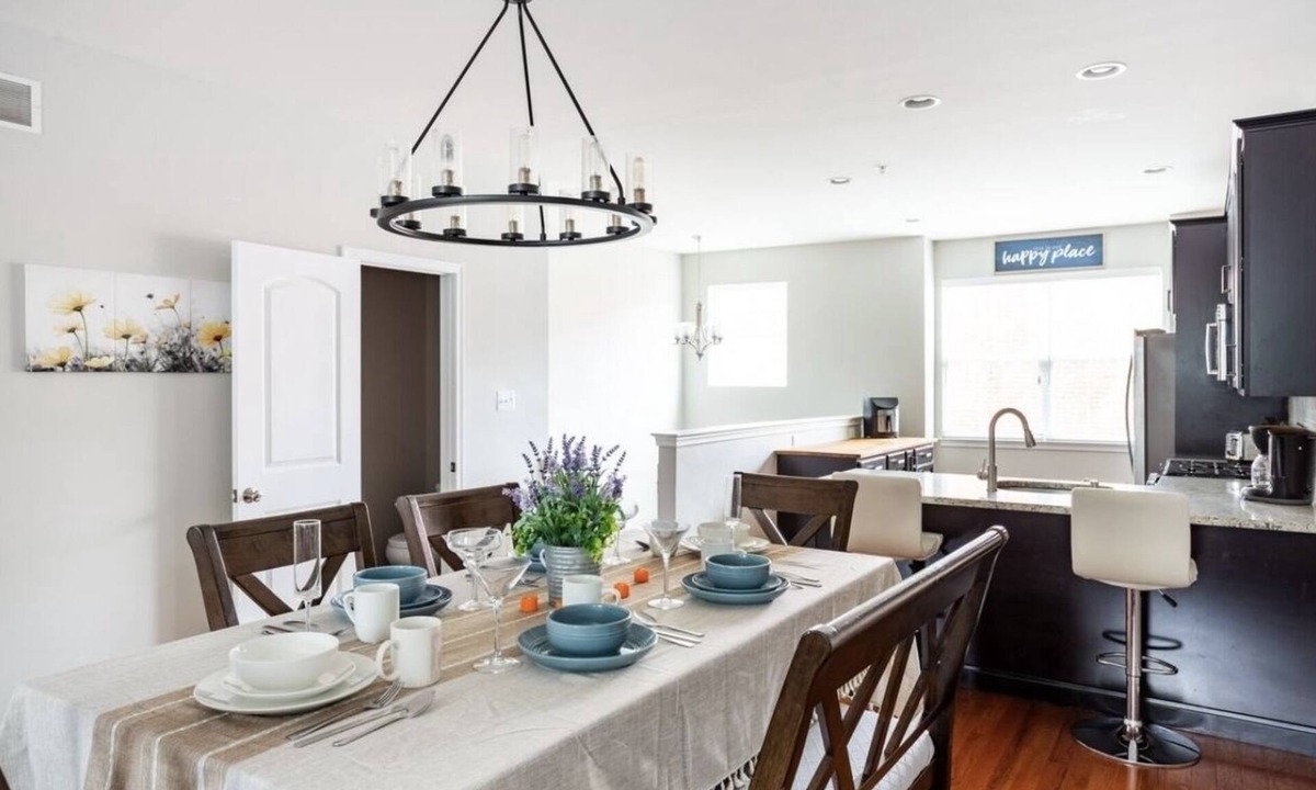 Conshohocken House | 4BR/5BA in the heart of Conshy w free parking & biking trail - close to Philly