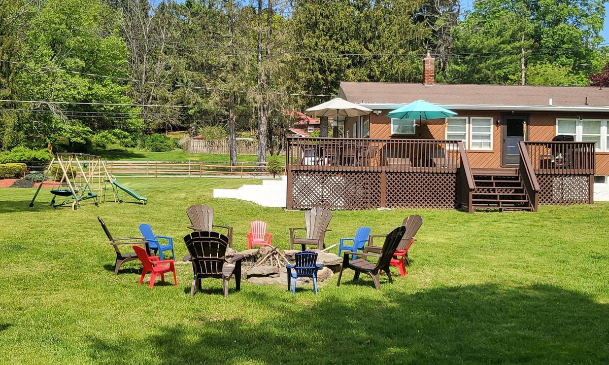 Greentown House | 4th night FREE. Pocono MT. 5 mins to Lake Wallenpaupack, 30 mins Ski pet friend.