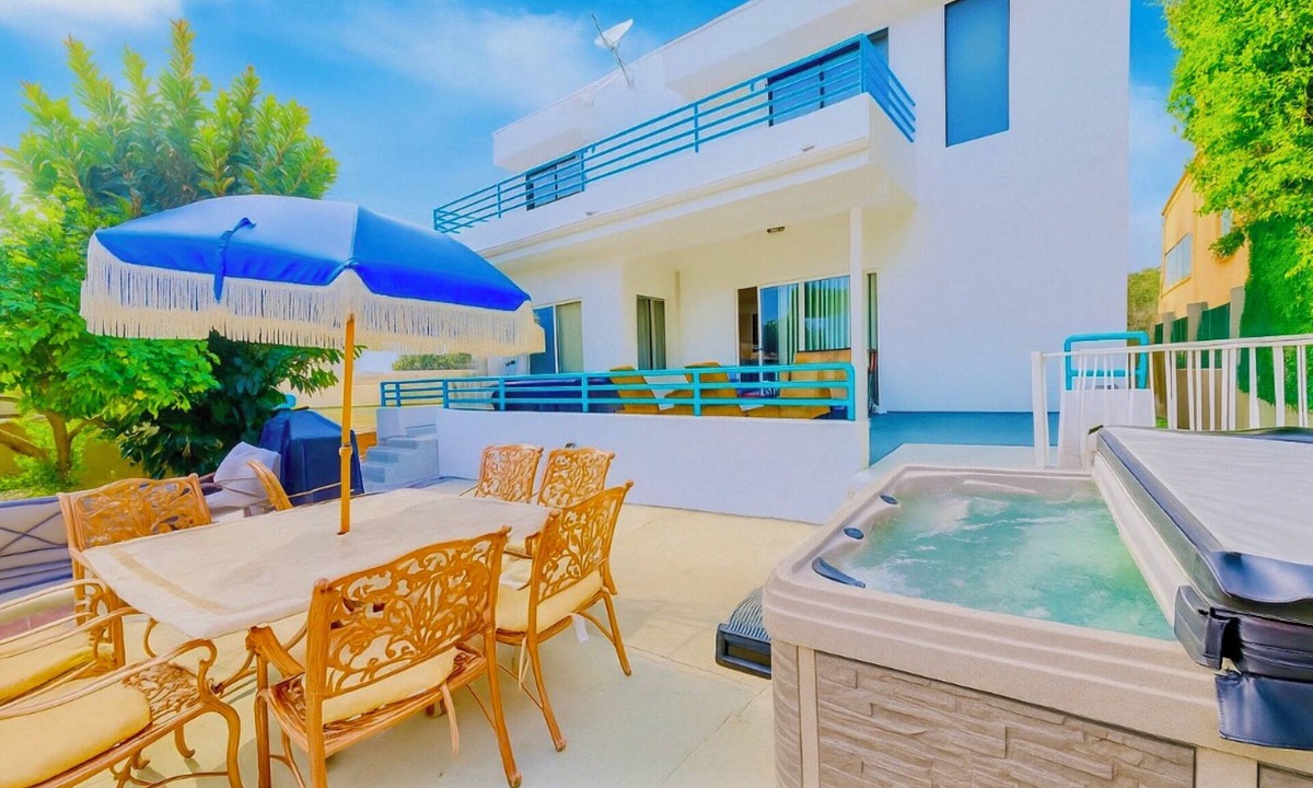 Del Mar Heights Villa | 6BR 5BA Villa Hot Tub Steps to Beach Parking Pet Friendly - Del Mar