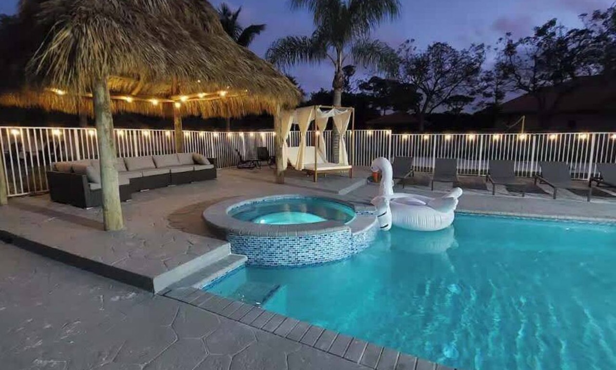 West Dixie Bend House | 9BR/5BA/Pool/Jacuzzi/Theater/Mini Golf/Beach