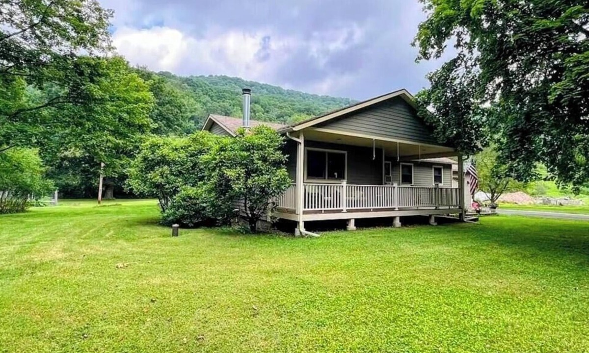 Roscoe House | A peaceful riverside getaway in the heart of Roscoe.