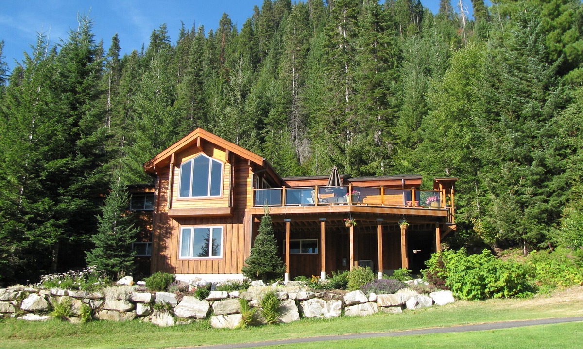 Leavenworth House | An authentic cedar log cabin with mountain and golf course views!