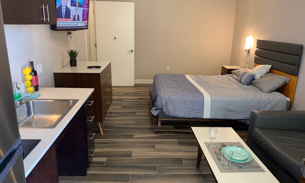 Mission Hills Hotel | Assessable Studio equipped kitchen, Queen bed + Full sofa-bed. Walk to Old Town
