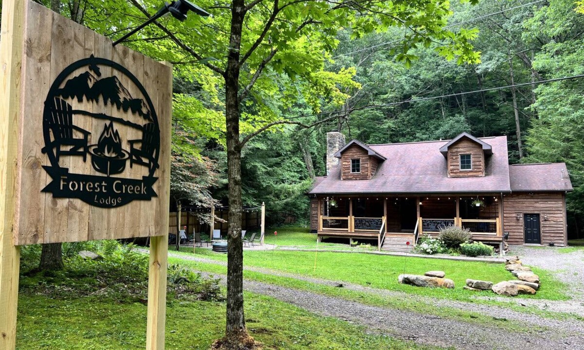 Confluence Cabin | Autumn Escape Forest Creek Lodge Sleeps 10, 3BR 2BA · Hot Tub Fire Pit Fireplace