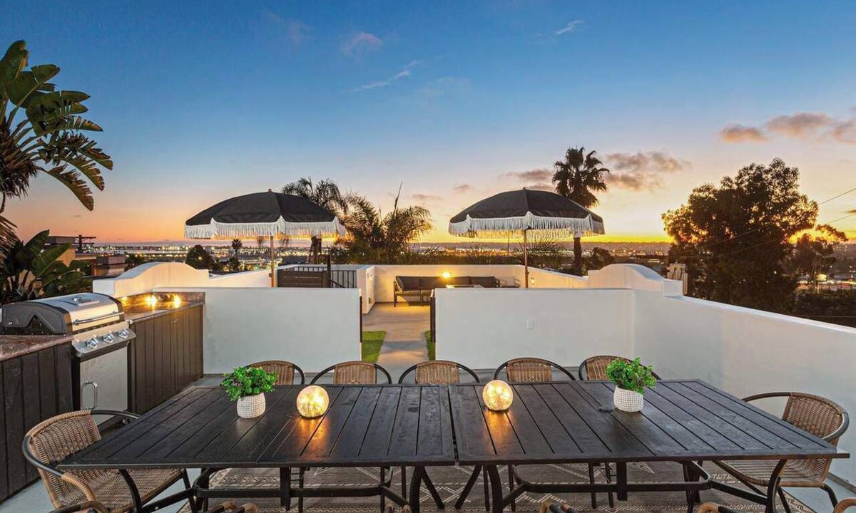 Mission Hills House | Bay & City Views★Sundeck★Hot Tub★Shuffle Board