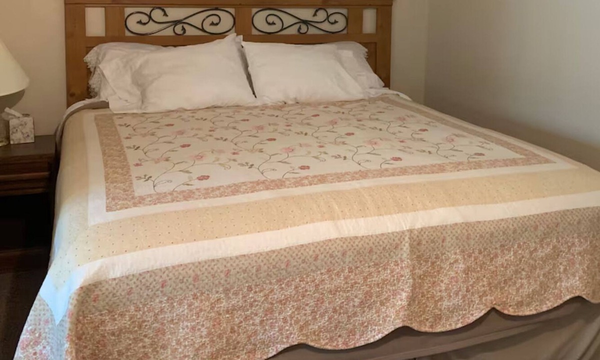 Confluence Hotel | "Be Happy" King bed room