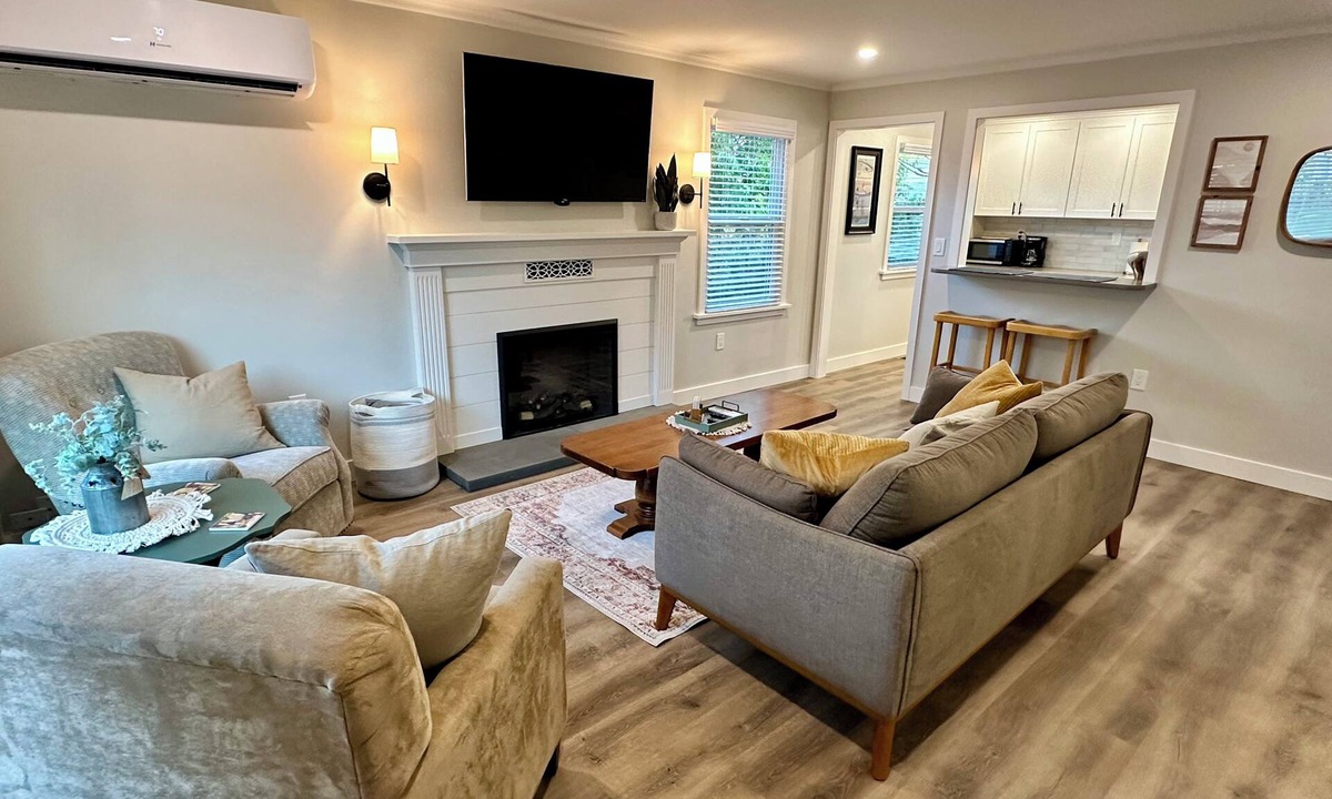 Brownstown House | Beautifully Updated/2 Kings/Fully Fenced Back Yard!