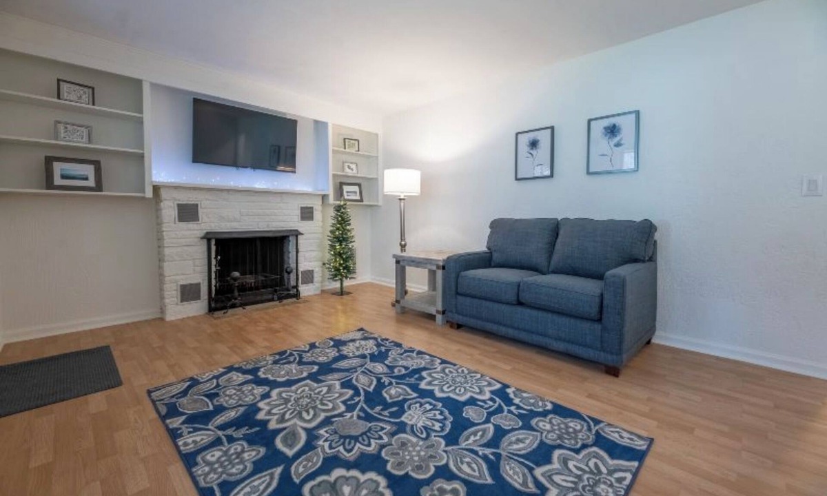 Peoria Heights House | Bow wow-meow 2nd- 5 minutes from downtown Peoria