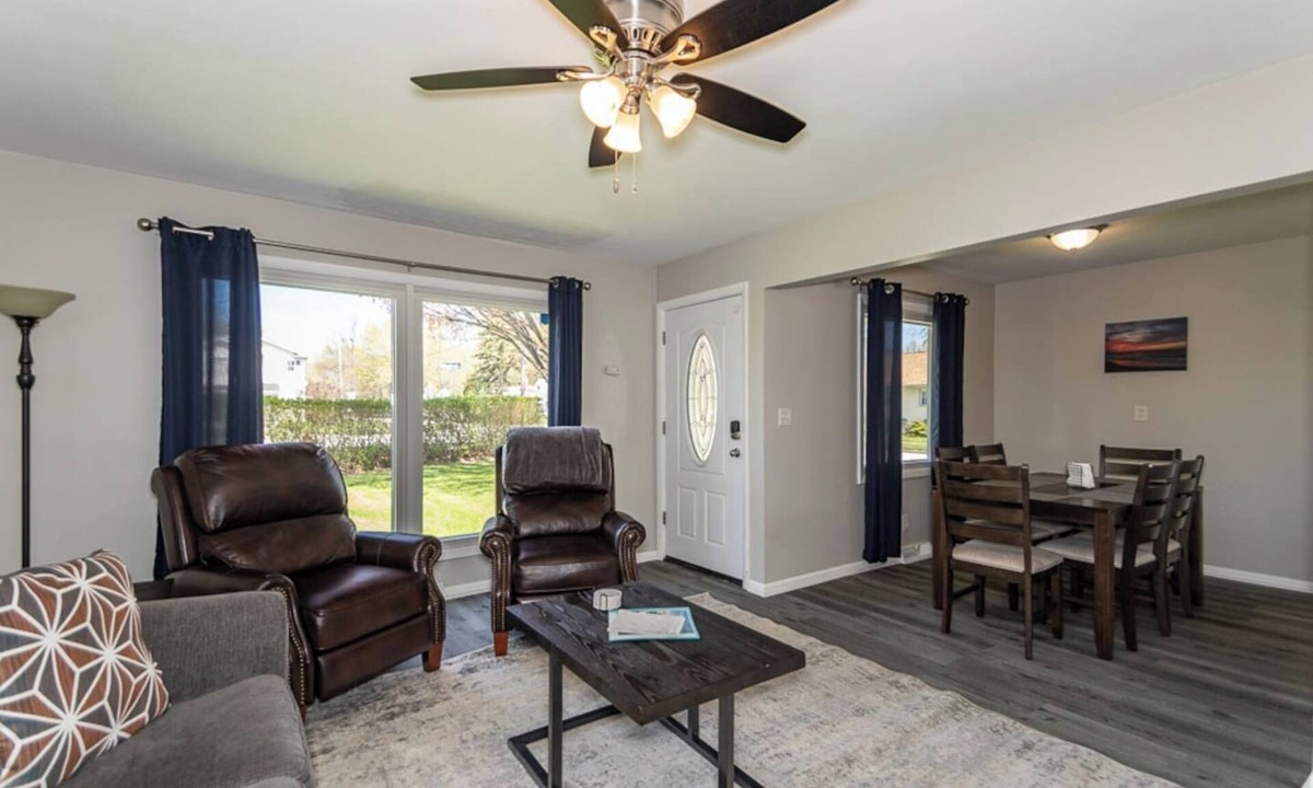 Mentor Headlands House | Breezy Paradise | Shared Beach | King Bed | Mentor