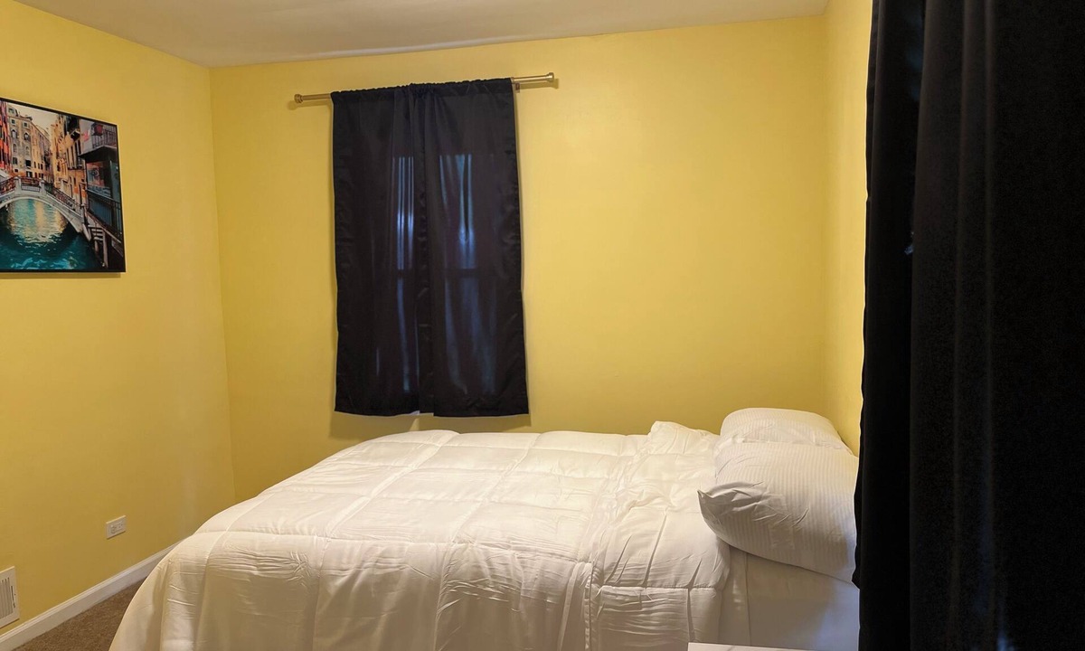 Lansing House | Bright and Charming 4-bedroom house with AC and WiFi in lovely Lansing