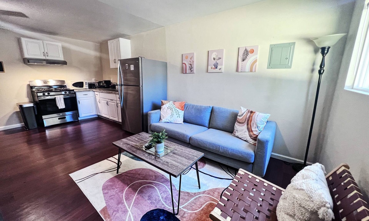 Allied Gardens Cottage | Calligraphy guest suite w/private deck & entrance