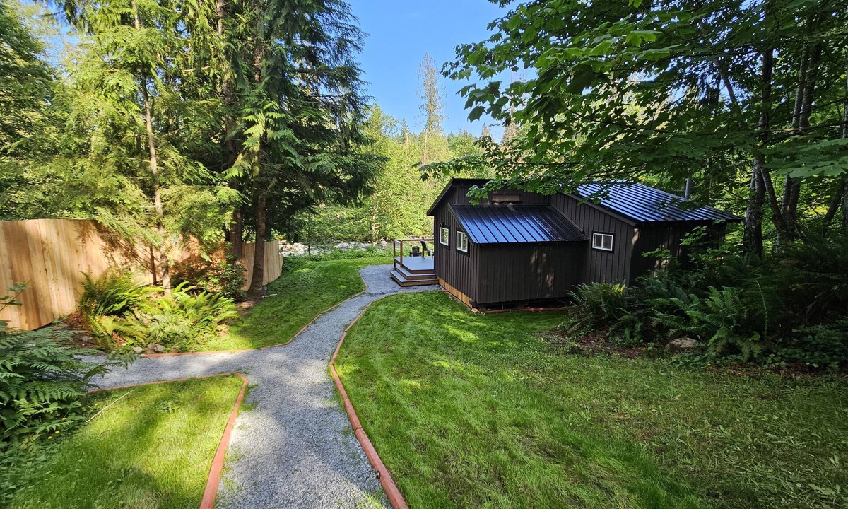 Jordan Road-Canyon Creek Cabin | Canyon Falls Cabin. A cozy riverfront cabin located on Canyon Creek