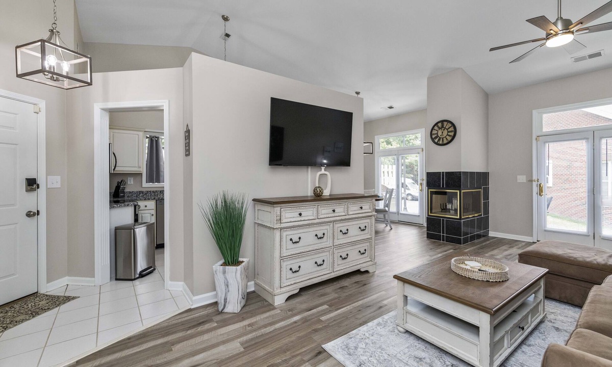 Lexington House | Castle Glow - 2BR - BBQ Gr - Walk to Kroger Field