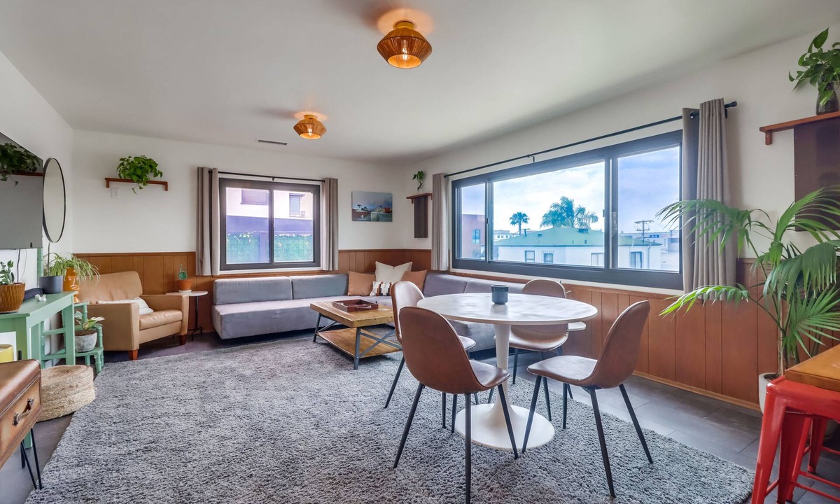 Harborview House | Centrally Located Little Italy Bayview House