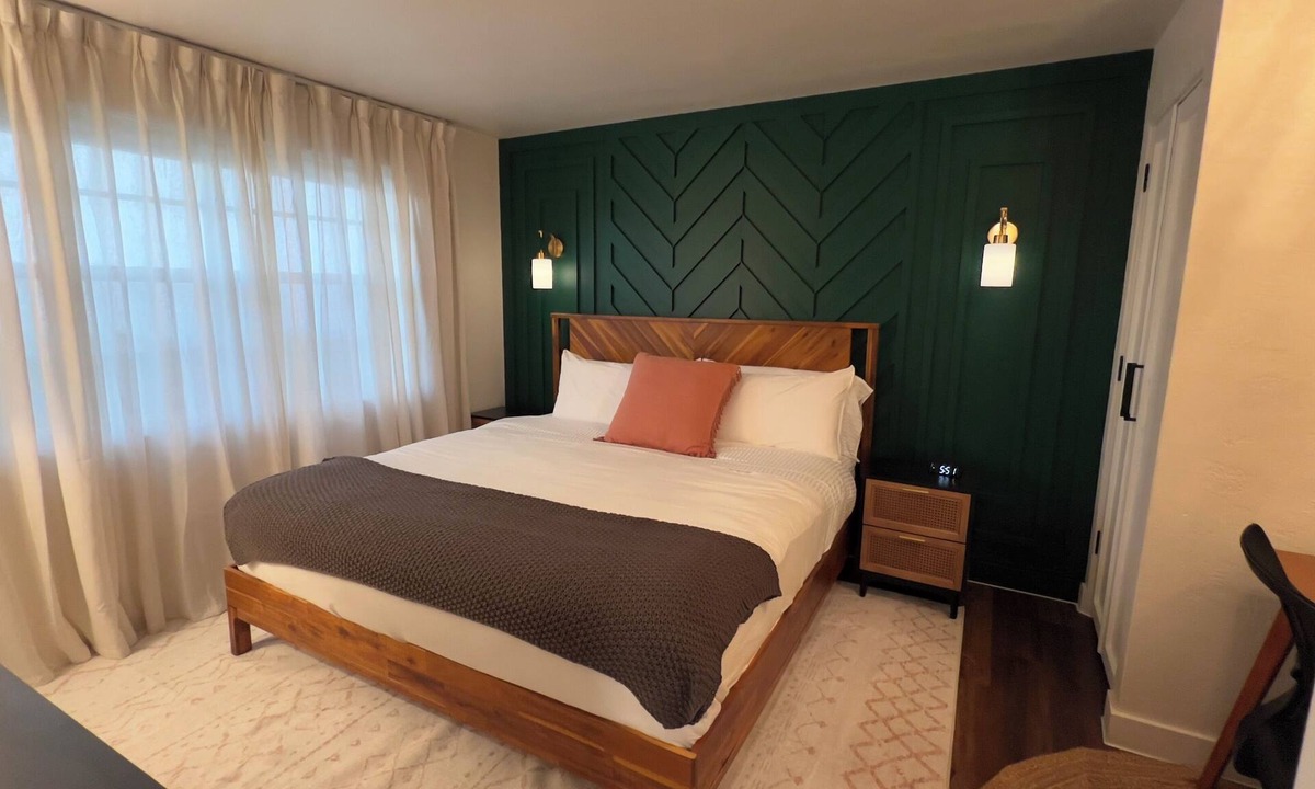 Ocean View Halifax Estates House | Charming 2-bedroom house in Daytona Beach Shores with Theater Room