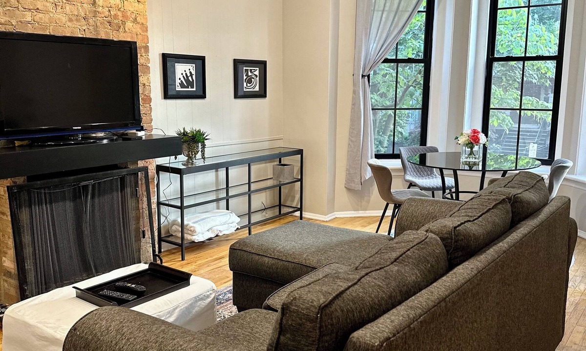 Mid-North District Apartment | Charming 2 BR apartment near Lincoln Park zoo in historic building