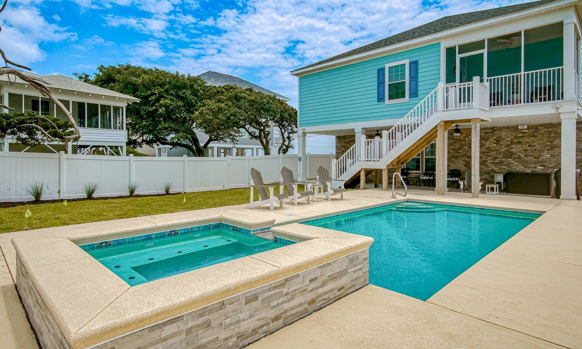 Atlantic Beach Apartment | Charming beachfront apartment w/beach access, pool central AC, & washer/dryer