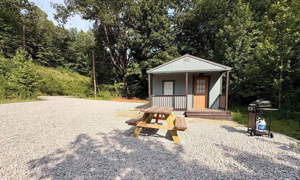 Wayne County Cottage | Charming tiny home in westpoint TN.Full bathroom and kitchen