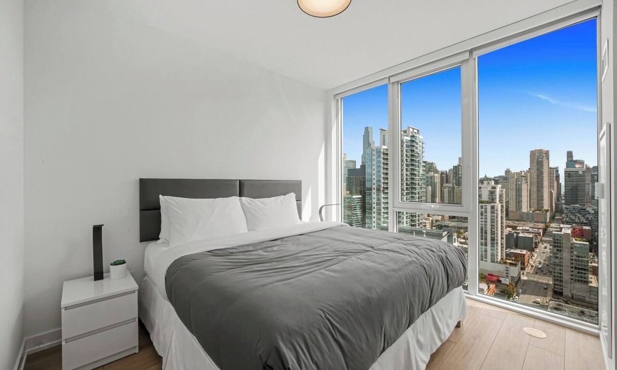 Killgubbin Apartment | Chic River North Retreat: Luxe Suites, Stunning Views, Steps from Chicago Life!