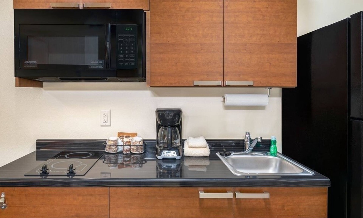 Monaca Hotel | Comfortable Unit Near Beaver Valley Mall w/Kitchenette & Parking