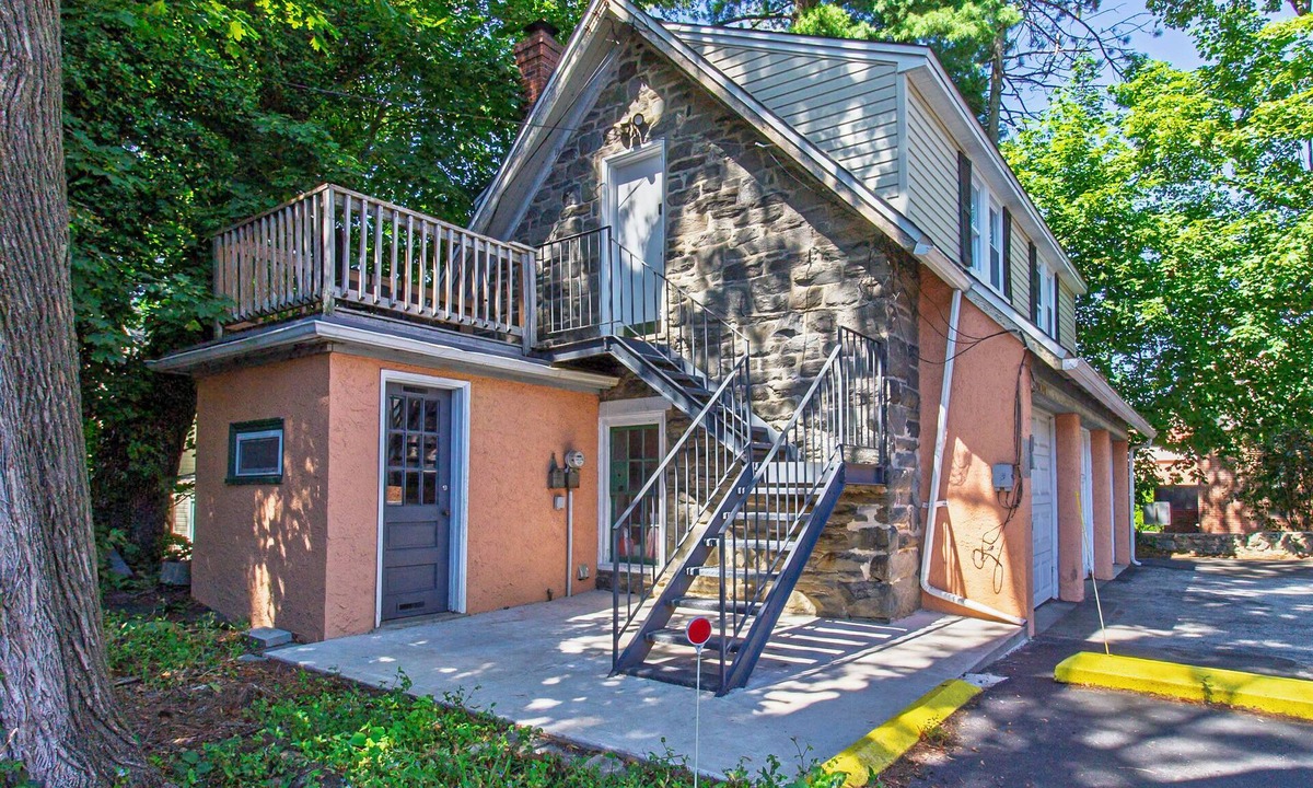 Bryn Mawr Apartment | Comfy 1 BR Hide Away Apt w/Garage Parking