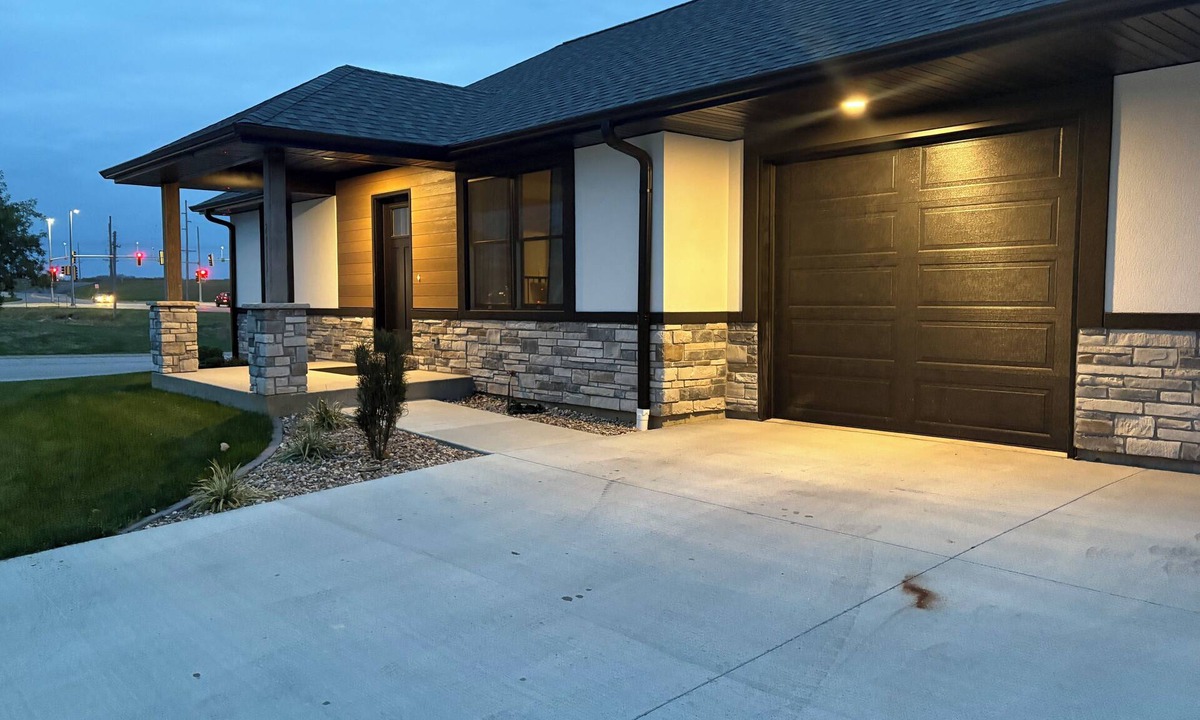 Quincy Condo | Cool 2-bedroom three bed contemporary condo in a quiet area of Quincy.