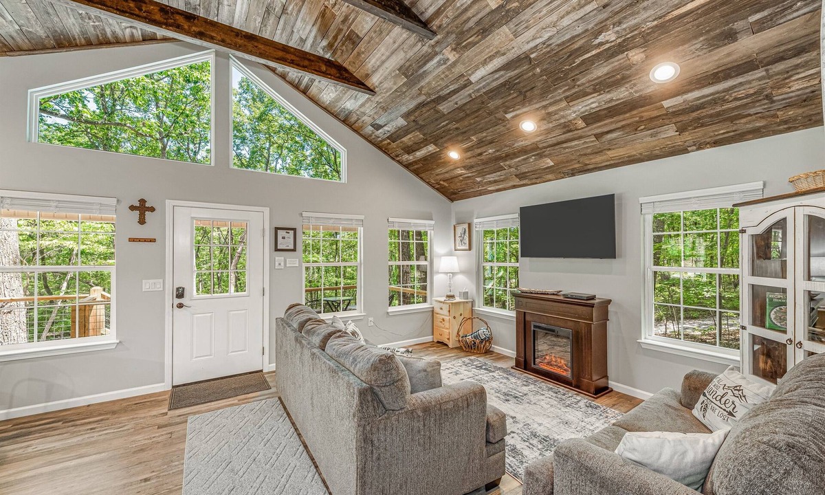Fort Payne Cabin | Coyote Cabin on 92 acres beside DeSoto State Park | Fast Wi-Fi | Dog Friendly