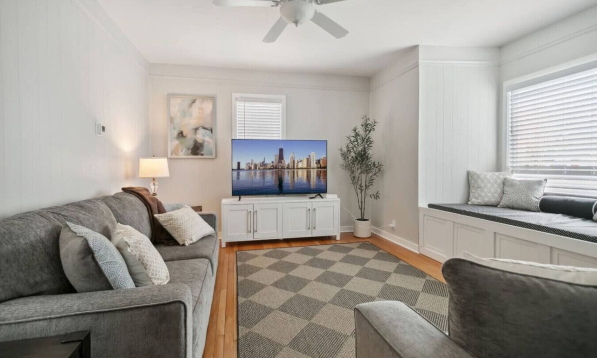 Libertyville House | Cozy 3 bedroom in DT Libertyville Near Naval Base!