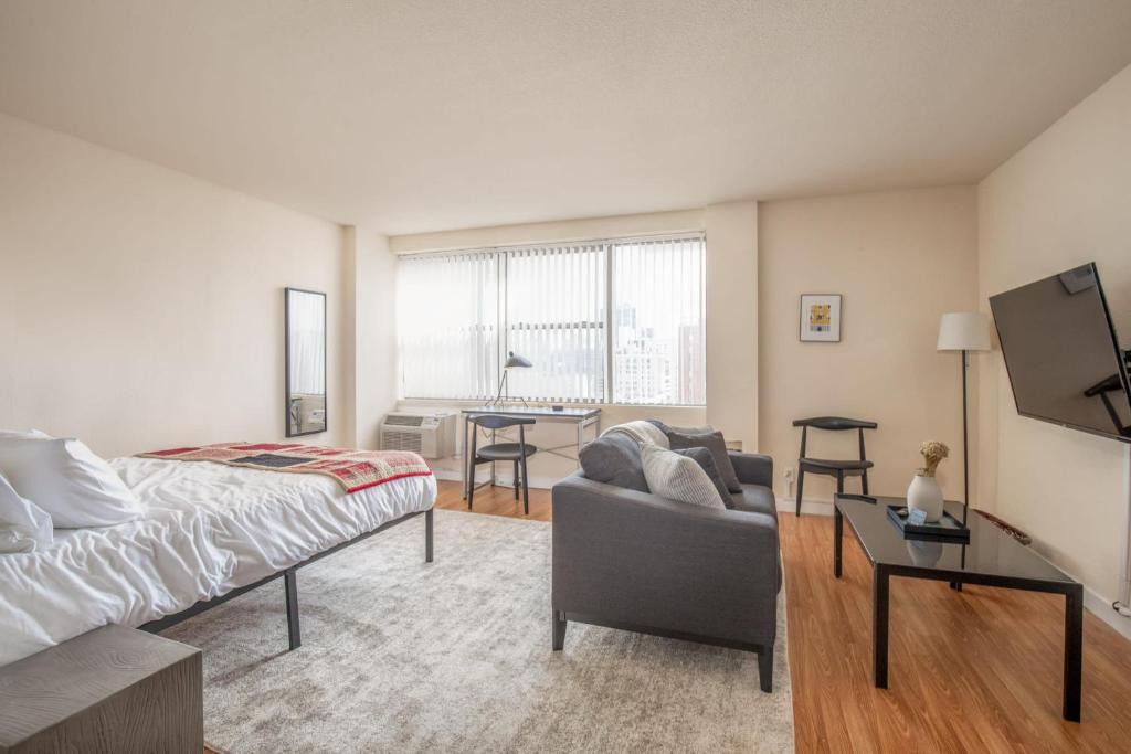 Downtown West Apartment | Cozy DT Studio with City View by Zencity