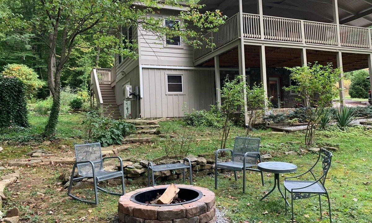 Waynesville House | Creek Crossing Retreat- sleeps 10, creek, fire pit, WiFi, game room, central AC, gas grill