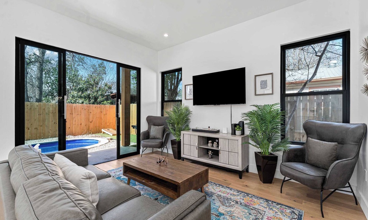 Govalle House | Downtown ATX - Unit A | Modern Home | Pool