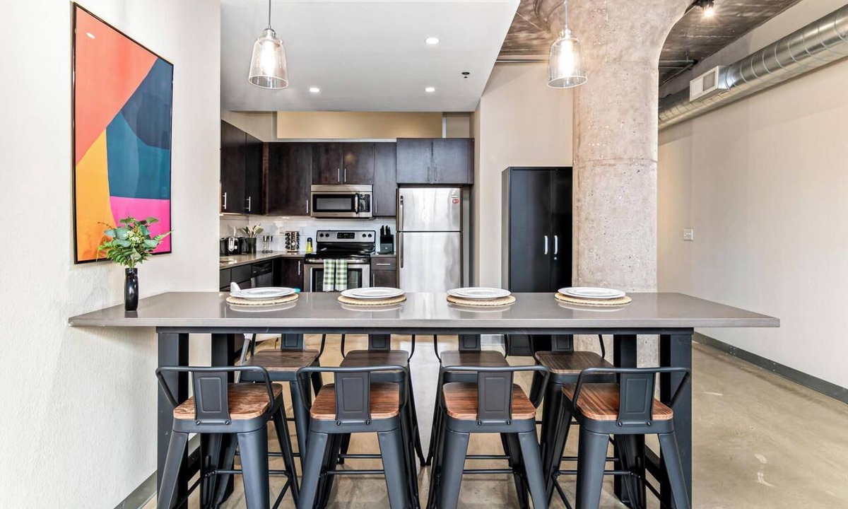 Warehouse District Apartment | DT 2KBD 2BA Steps from Target Field+ Gym + Kitchen + Laundry