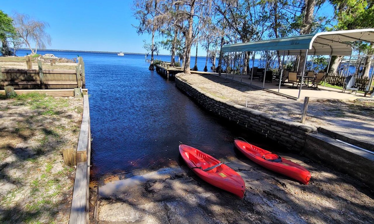 Crescent City House | Eagle Point-Cozy Lake living House and Cottage. Family, pets and your boat.