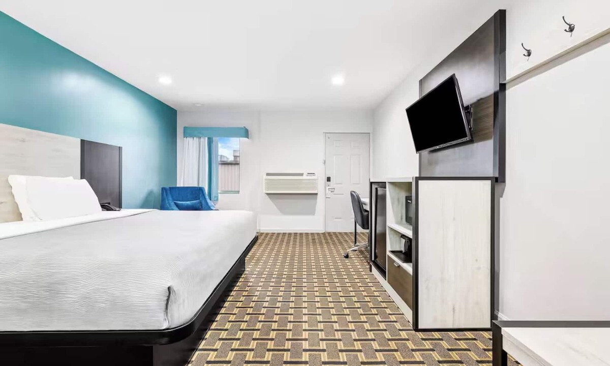 Huntsville Hotel | Elegant King Room w/Free Parking near Huntsville Museum of Art. 3.0 miles away