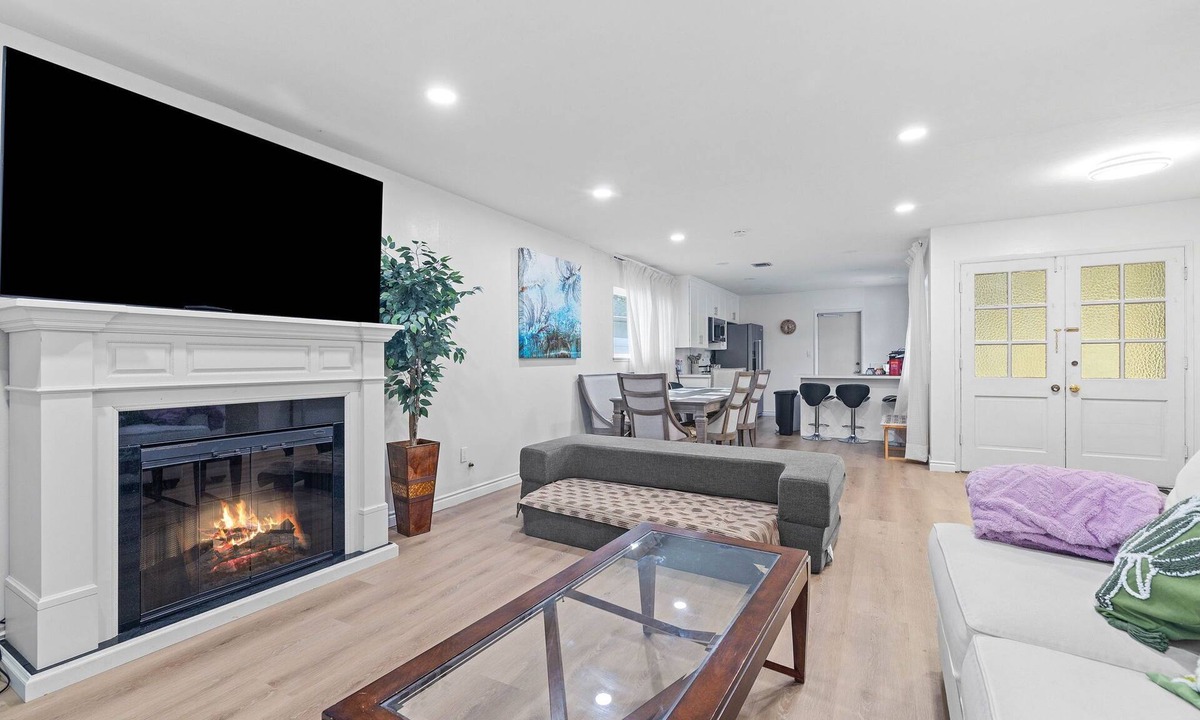 University City House | Entire 4BR house + game room + tree house + big backyard