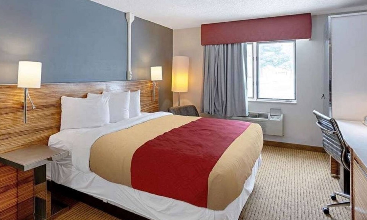 Clinton Apartment | Explore Studio in heart of Clinton, IA - a warm welcome awaits!