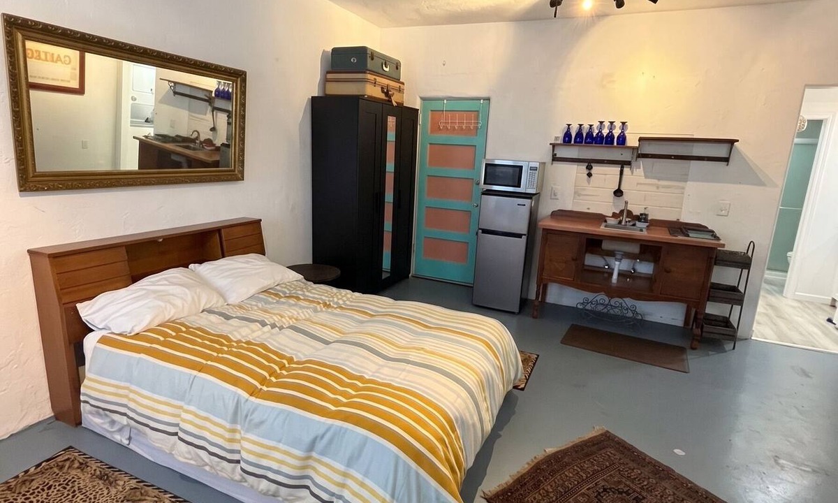 Talmadge Apartment | Fantastic Central Talmadge Studio ,Easy City Access