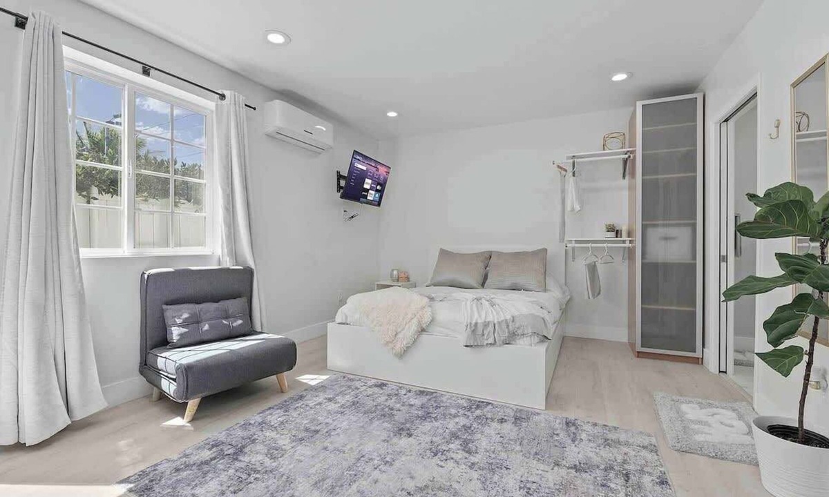 North Clairemont House | *Full Guest | Luxury Modern Home * Pets Welcome!*
