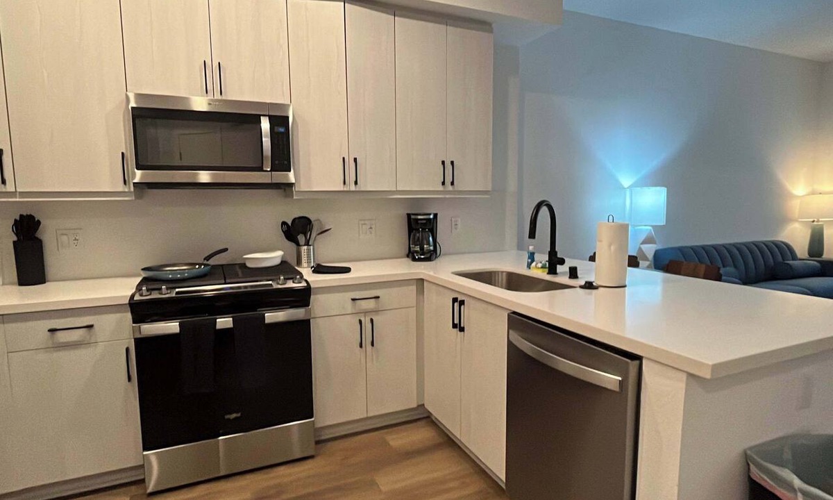 Mission Valley East Apartment | Fully Furnished 1BR in Misson Valley w/Parking