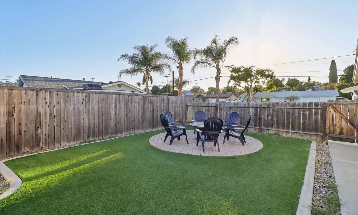 La Presa House | Gated Yard, King Bed, 2 Living Rooms, Ranch Style