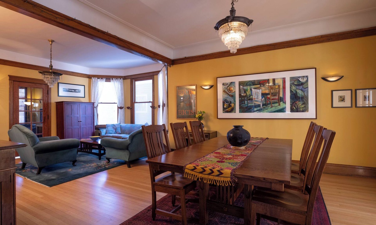 Magnolia Glen House | Gracious, spacious vintage home in a terrific neighborhood near the lake