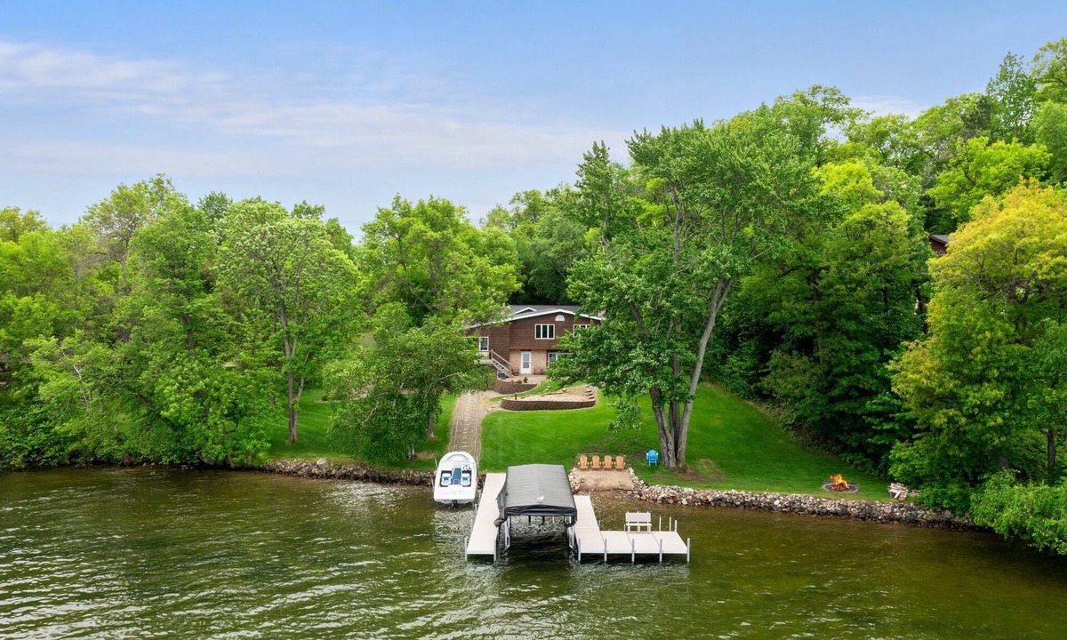 East Gull Lake House | Gull Lake Getaway | Dock, Sauna & Lake Toys