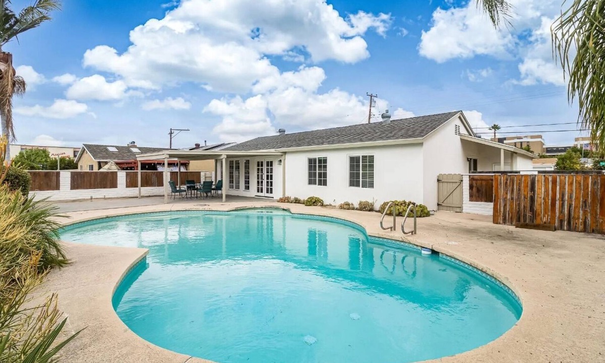 Grantville House | Heated pool, entire home, Free Parking, WiFi, Pets are allowed