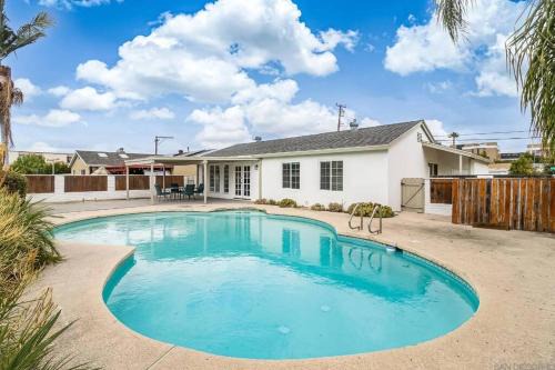 Grantville House | Heated pool, Sunny San Diego, Entire home, Free Parking, BBQ, Pets allowed, family neighborhood!