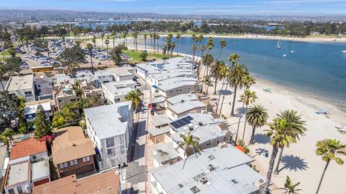 South Mission Beach House | Highly rated Best Beach! AC Luxury KING Beds!