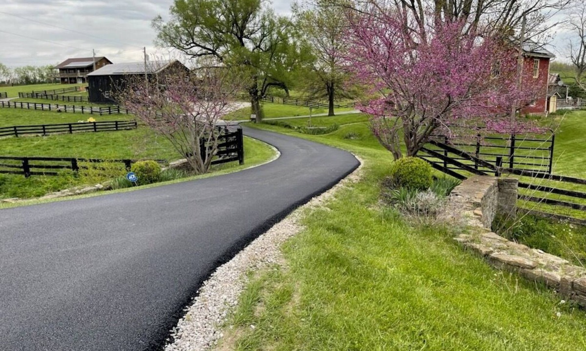 Moorefield House | Historical 4-bedroom farmhouse in serene Sharpsburg with AC.