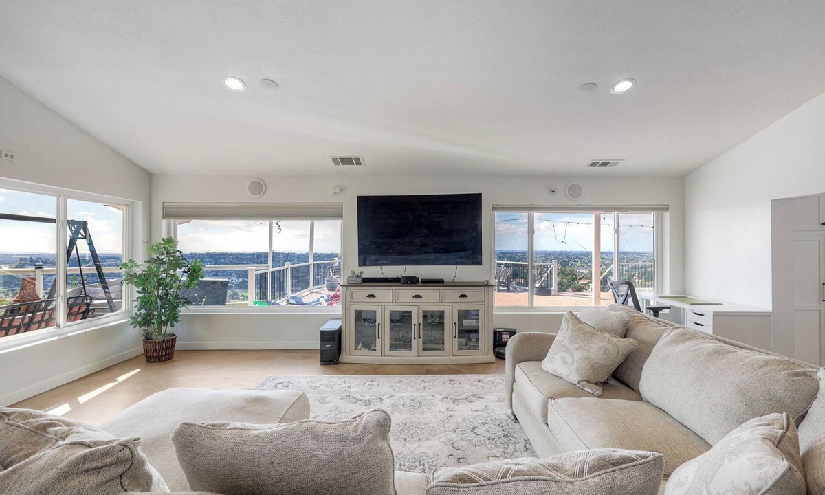 La Presa House | Home in the Sky! Relax in 4br/2ba Home with Amazing Panoramic SD views.